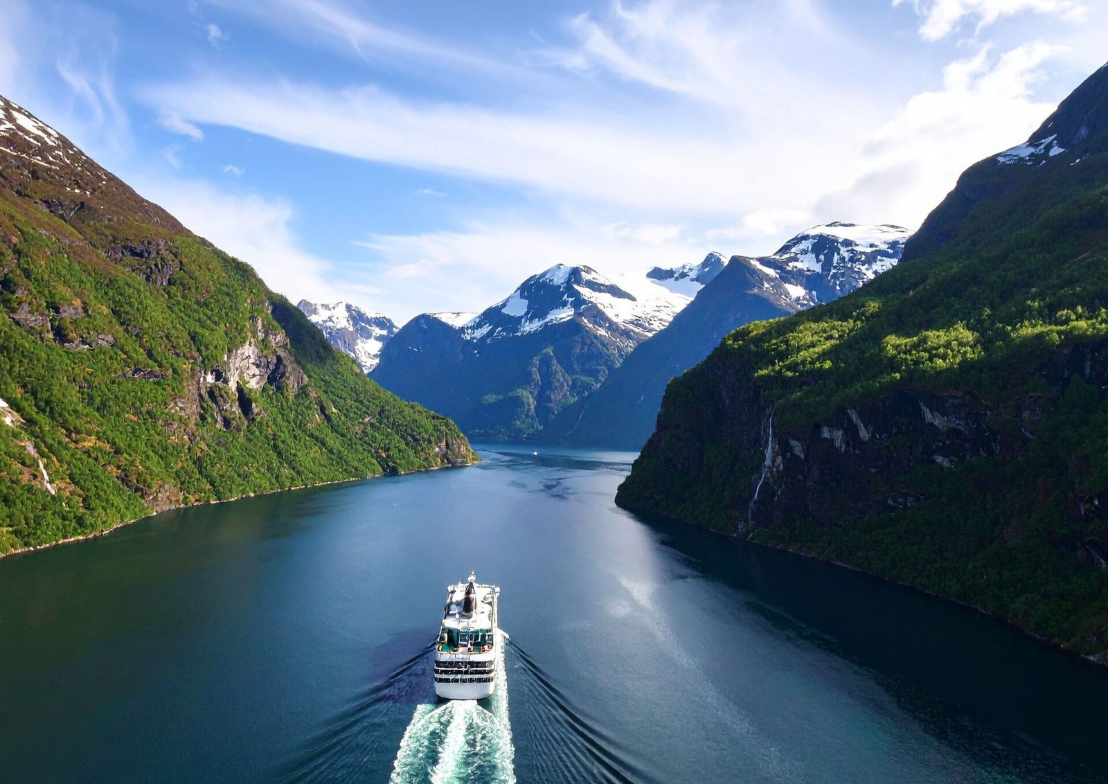 Fiorde norueguês ao entardecer